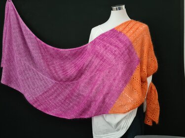 Zweifarbiges gestricktes Halbrundtuch in Pink und Orange auf einer Schaufensterpuppe