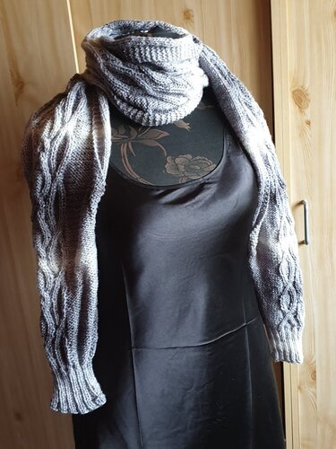 Gestrickter Damen-Bolero in Grau-Weiß mit Zopfmuster auf einer Schneiderpuppe