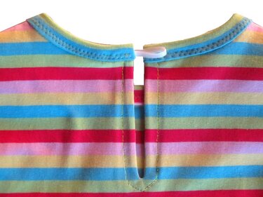 Gestreiftes Baby-Oberteil mit hellblau eingefasstem Halsausschnitt und Schlaufenverschluss