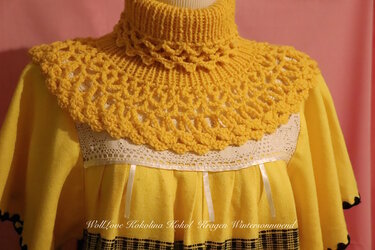 Gelber gestrickter Kragenschal mit Rippkragen und Ajourmuster auf einer Schaufensterpuppe