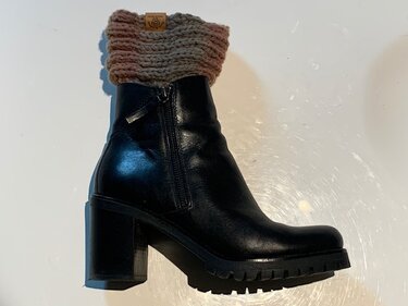 Schwarzer Stiefel mit Blockabsatz und brauner gestrickter Stulpe