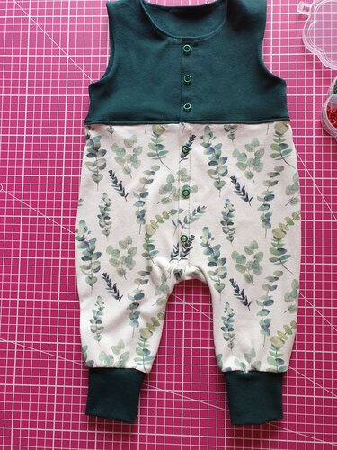 Schnitt und Anleitung für Baby-Strampler Größen 50-74 - Nähen