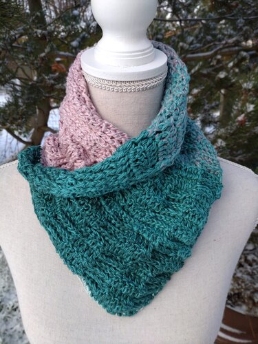 Gehäkelter zweifarbiger Kragenschal in Rosé und Petrol auf Schneiderbüste, dreieckige Form