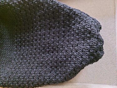 Nahaufnahme Maschenprobe gehäkelte Mütze mit gewelltem Rand