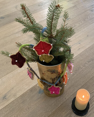 Anleitung Weihnachtsdeko: Gestrickte Sternengirlande - Stricken