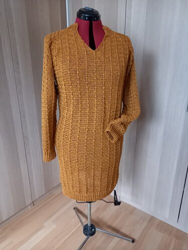 Senfgelber gehäkelter Longpullover mit V-Ausschnitt und Seitentasche auf Schneiderpuppe