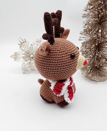 Gehäkeltes Rentier-Amigurumi mit roter Nase und gestreiftem Schal, Seitenansicht