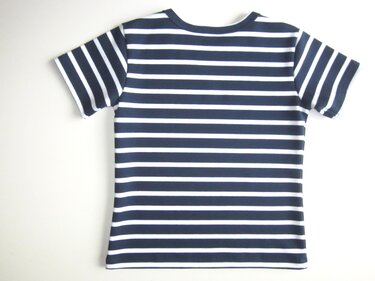Flach liegendes gestreiftes Kinder-T-Shirt Rückansicht mit sichtbar geformten Ärmeln und Halsausschnitt