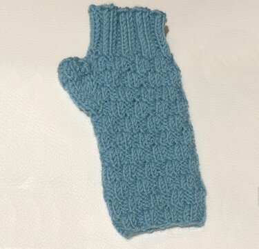 gestrickter fingerloser Handschuh / Armstulpe in hellblau mit Rippbündchen und Daumenansatz