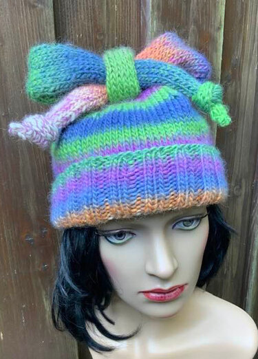 Gestrickte Mütze mit Schleife - Bild 4