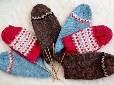 Gestrickte Damensocken in Blau, Braun und Pink mit Nadelspiel