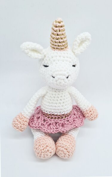 Gehäkeltes weißes Einhorn mit rosa Tutu und goldfarbenem Horn