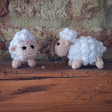 Zwei gehäkelte Amigurumi‑Schafe in Weiß und Beige