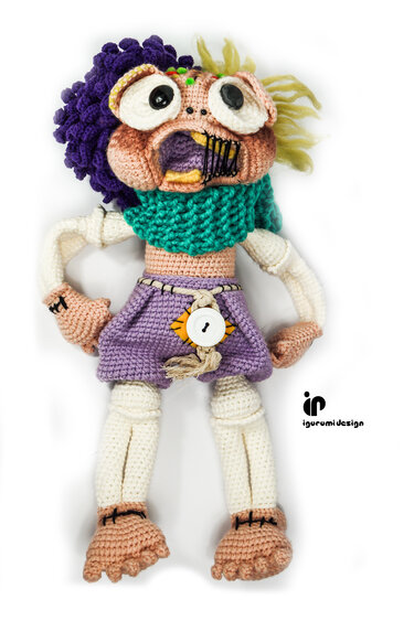 Skurrile gehäkelte Amigurumi-Puppe mit lila Haar, gelben Strähnen und großem Mund