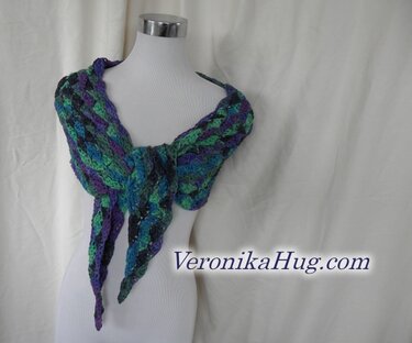 Gehäkeltes Dreieckstuch in Blau, Grün und Violett an einer Schneiderpuppe drapiert