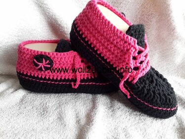 Gehäkelte zweifarbige Hausschuhe in Schwarz und Pink mit Schnürung und Knopf