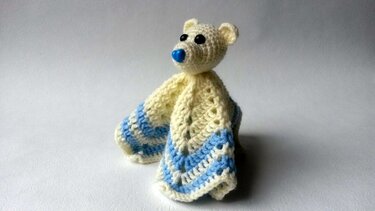 Gehäkeltes Schmusetuch in Creme und Hellblau mit Bärenkopf