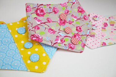 Drei Baby-Halstücher mit mehreren Druckknopf-Positionen zur Größeneinstellung aus verschiedenen gemusterten Stoffen