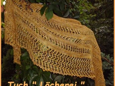 Senfgelbes Halbrundtuch mit Ajour‑Lochmuster, auf Zweigen drapiert