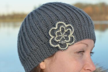 Anleitung Mütze mit Blüte  - Stricken