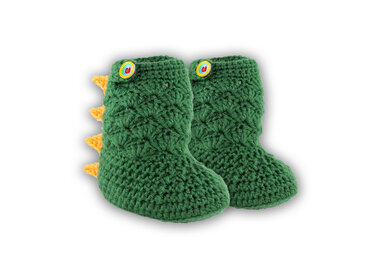 Paar grüne, gehäkelte Babyschuhe mit gelben Dino-Stacheln und bunten Knöpfen