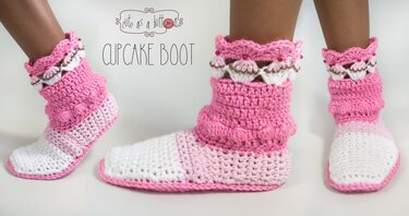 Drei Ansichten von rosa-weißen gehäkelten Boots mit Muschelkante, Noppenstich und Perlenverzierung