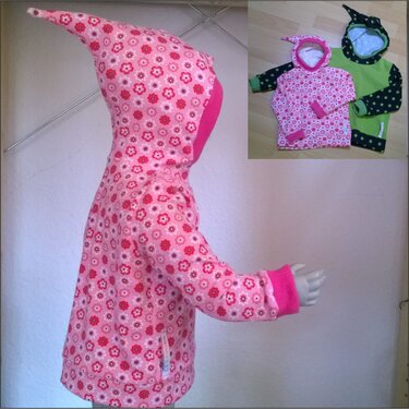 Seitenansicht eines rosafarbenen Kinderpullovers mit spitzer Kapuze auf einer Schaufensterpuppe; zusätzlich ein Einlegebild mit einem grünen Kapuzenpullover mit Sternen.