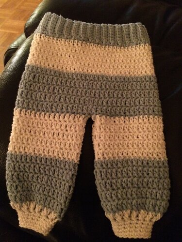 Gehäkelte Babyhose in Grau und Beige mit Streifen und gerippten Bündchen
