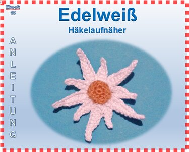 Gehäkelte Edelweiß-Applikation mit weißen Blütenblättern und orangefarbenem Zentrum auf blauem Hintergrund