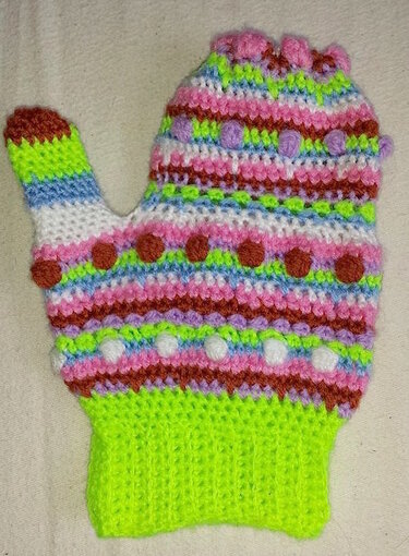 Gehäkelter bunter Fausthandschuh mit Noppen und gestreiftem Muster, neongrünes Bündchen