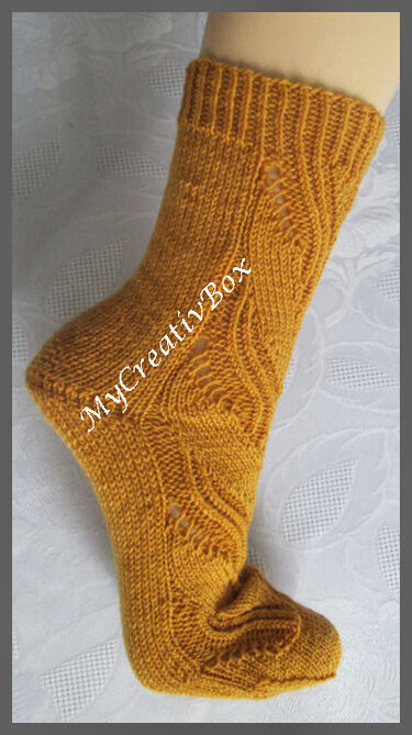 Senfgelbe gestrickte Socke mit Rippbündchen, Zopfmuster und Lochreihen, Seitenansicht