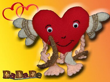Gehäkeltes rotes Herz-Amigurumi mit Flügeln und Pfeil