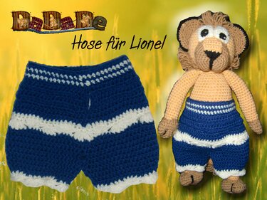 Blau‑weiß gestreifte gehäkelte kurze Hose neben einem Amigurumi‑Löwen mit derselben Hose.