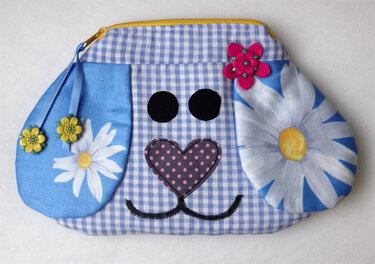 Verspielte Kosmetiktasche in Hund-Form mit blauen Blumenohren, Knopfverzierung und herzförmiger Nase