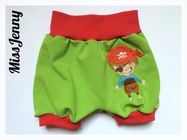 Grüne Babyshorts mit rotem Bund und gesticktem Piratenjungen