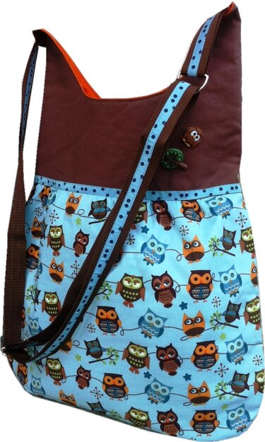 Stofftasche mit Eulen-Design auf hellblauem Stoff und braunen Details