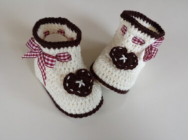Gehäkelte Babyschuhe creme mit brauner Kante, Herz-Applikation und kariertem Band