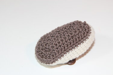 Gehäkelte Baby-Ballerina braun und creme mit Knopf