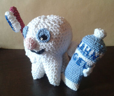 Weißes gehäkeltes Zahn-Amigurumi mit Gesicht, Zahnbürste und Zahnpastatube