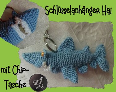 Gehäkelter blauer Hai‑Schlüsselanhänger mit Schlüsselring und Fach für Einkaufschips.
