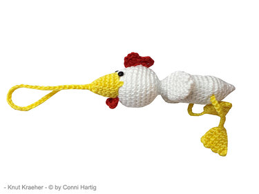 Gehäkelter weißer Hahn-Amigurumi mit gelbem Schnabel und Füßen, rotem Kamm und Aufhängeschlaufe