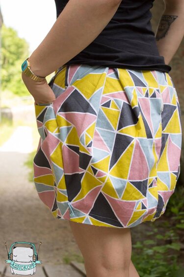Rock mit buntem Dreiecksmuster und seitlichen Taschen