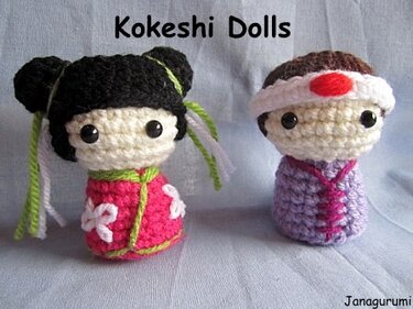Zwei Mini-Kokeshi-Amigurumi, gehäkelt, mit dunklen runden Augen und bunten Kimonos
