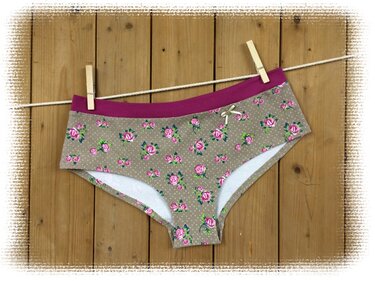 Romantischer Slip mit Rosenmuster und pinkem Bund auf Wäscheleine