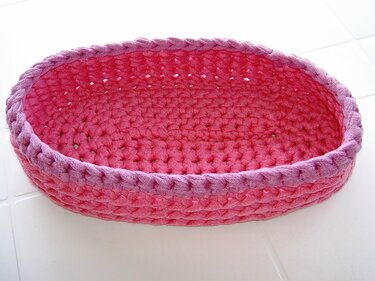 Ovaler gehäkelter Korb in kräftigem Rosa mit hellerer Umrandung