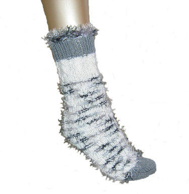 weiße Stricksocke mit grauem Bündchen, Zopfmuster und flauschigen Garnfäden