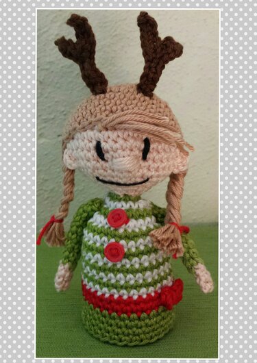 Gehäkelte Amigurumi-Puppe mit Rentiergeweih, blonden Zöpfen und grün-weiß gestreiftem Oberteil