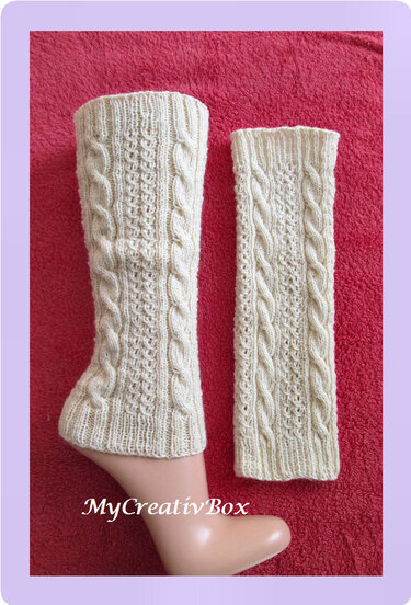 Hellbeige gestrickte Beinstulpen mit Zopfmuster auf rotem Hintergrund