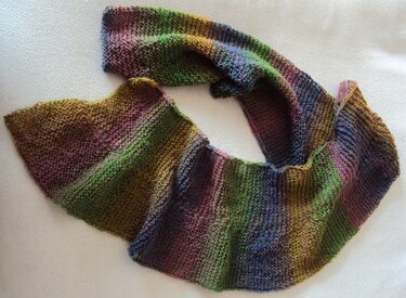 Asymmetrischer gestrickter Schal mit grünen, violetten und braunen Farbverläufen, kraus rechts