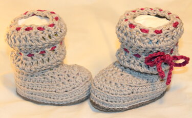 Elegant grey booties with a bow in 4 different sizes (3,5, 4, 4,5 and 5 inches) chrochet pattern - Crochet